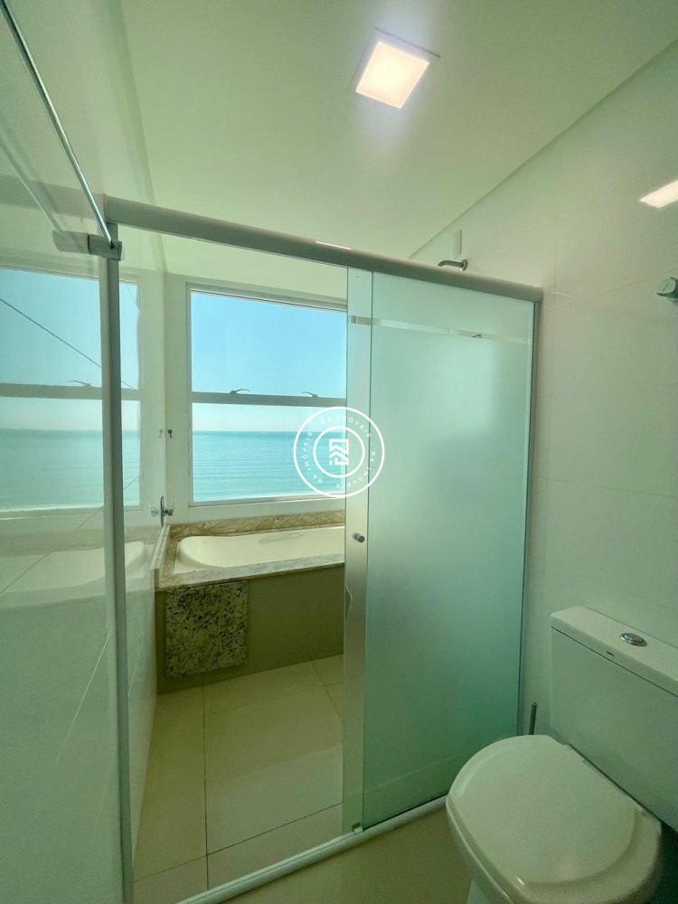 Apartamento Vista mar em Meia Praia, 03 suites