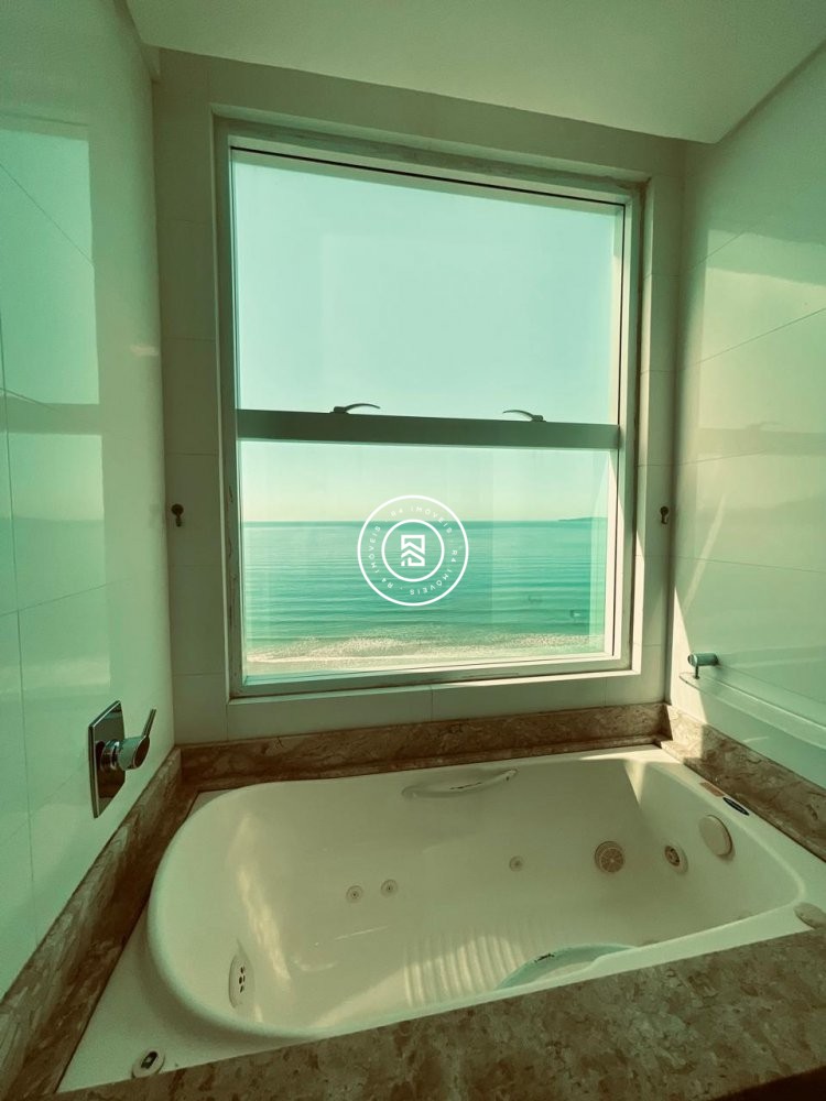 Apartamento Vista mar em Meia Praia, 03 suites