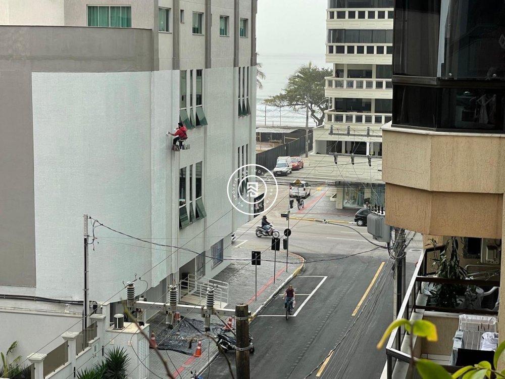 Apartamento 100 metros do mar, 03 quartos, Meia Pr