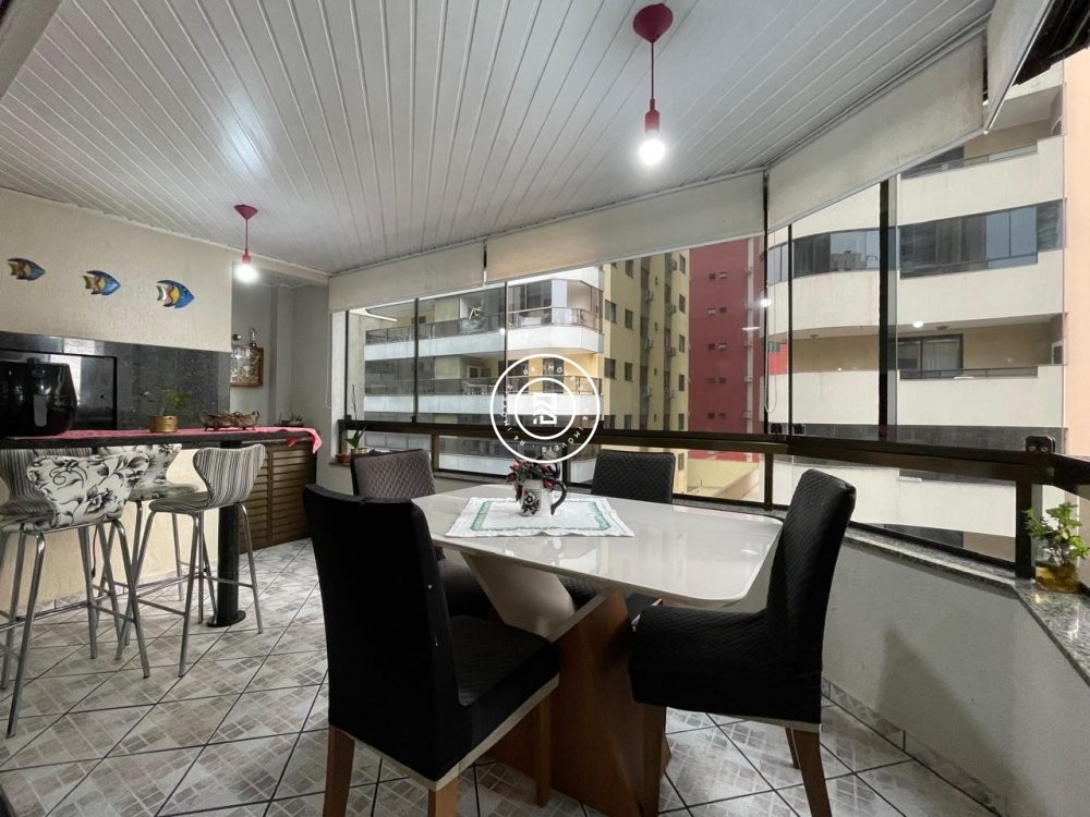 Apartamento 100 metros do mar, 03 quartos, Meia Pr