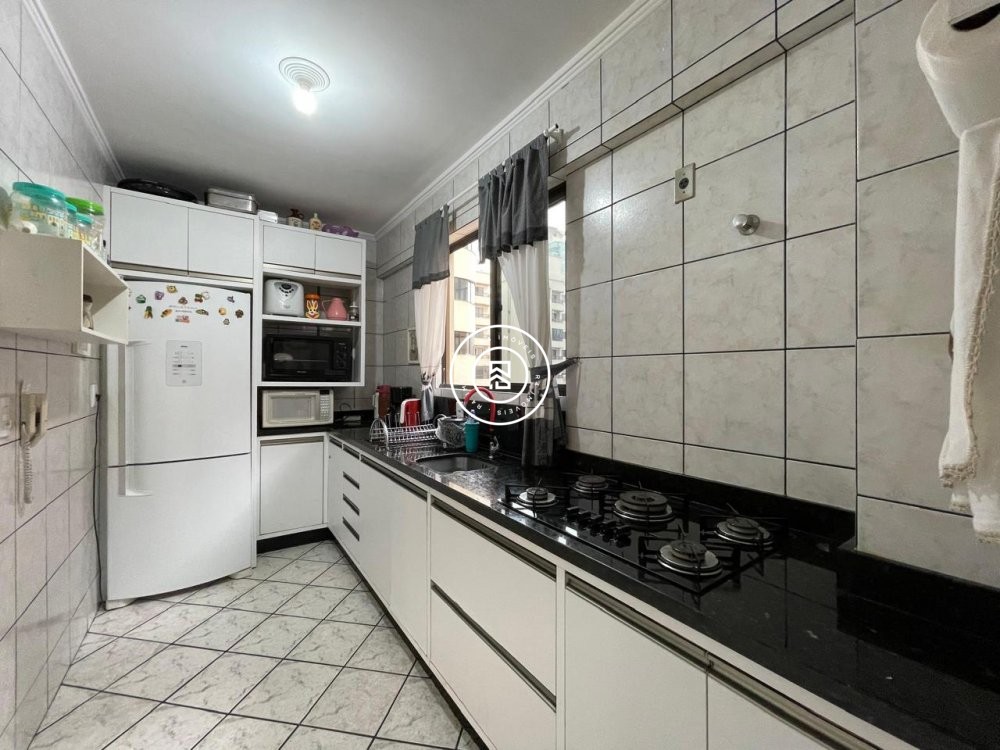 Apartamento 100 metros do mar, 03 quartos, Meia Pr