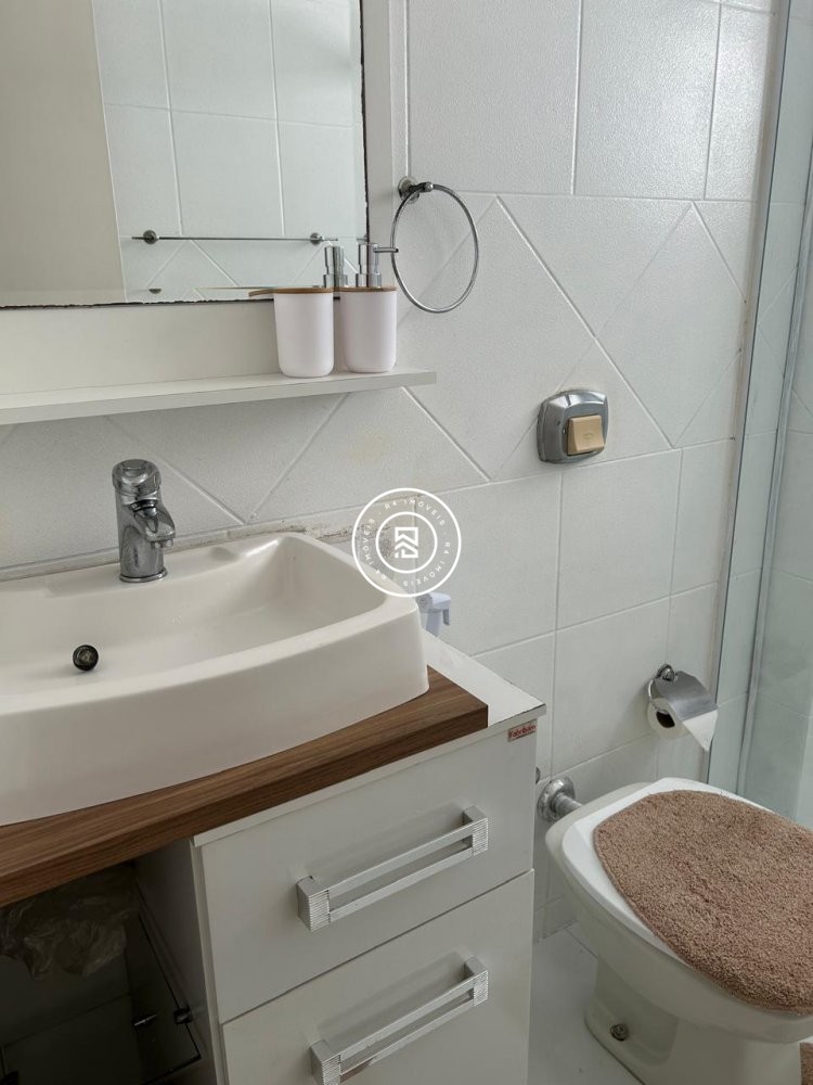 Apartamento 100 metros do mar, 03 quartos, Meia Pr