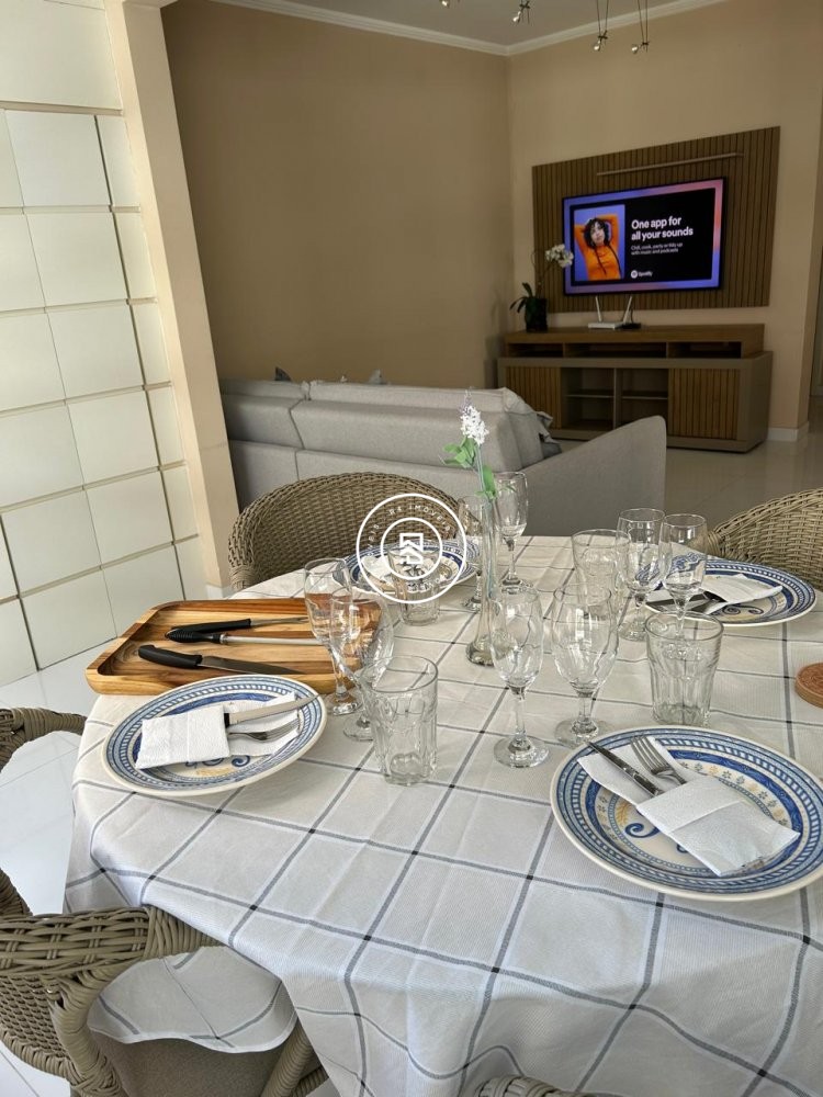 Apartamento 100 metros do mar, 03 quartos, Meia Pr