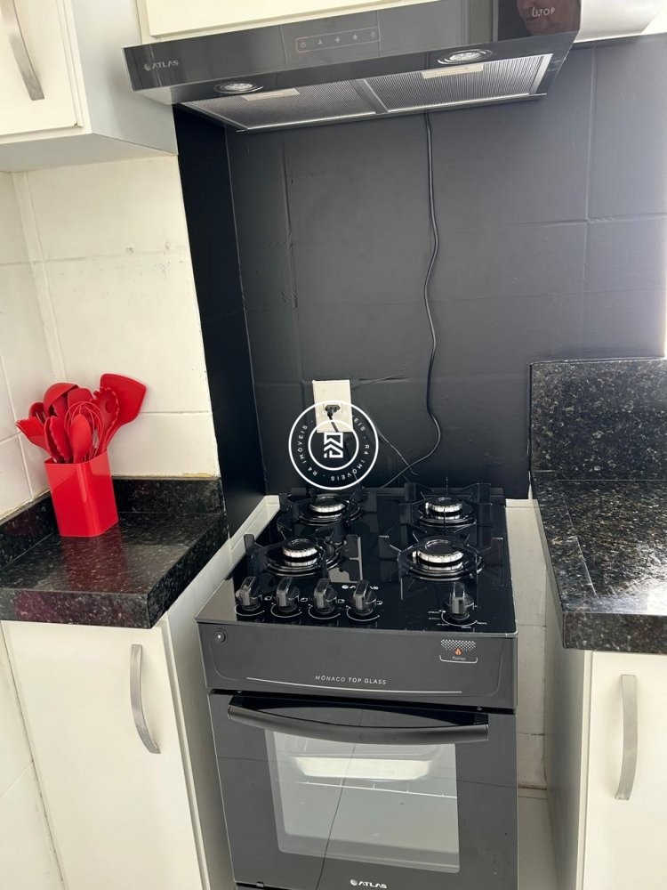 Apartamento 100 metros do mar, 03 quartos, Meia Pr