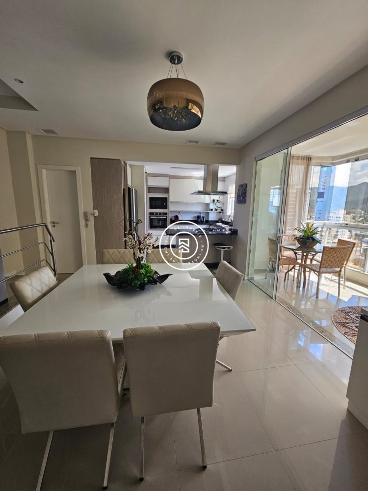 Cobertura duplex na Meia Praia