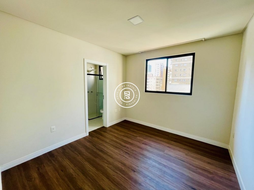 Apartamento Semi Mobiliado 03 Suites em Meia Praia