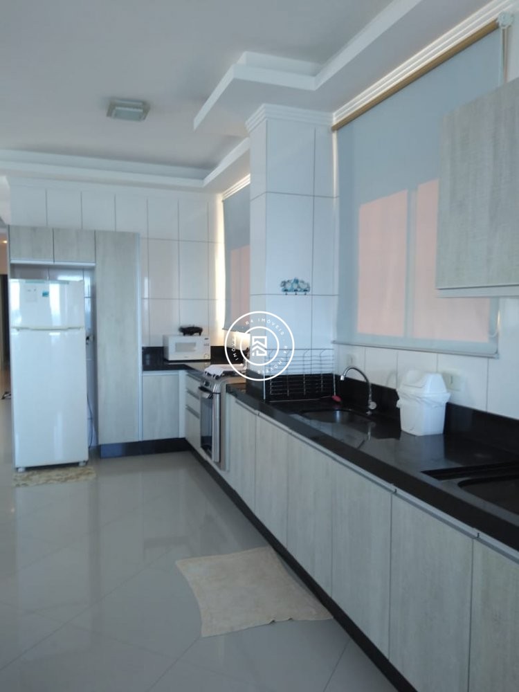 Apartamento com vista mar, 02 suites em Meia Praia