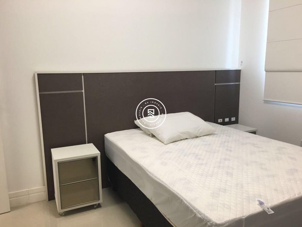 Apartamento quadra mar, 03 suites, Meia Praia