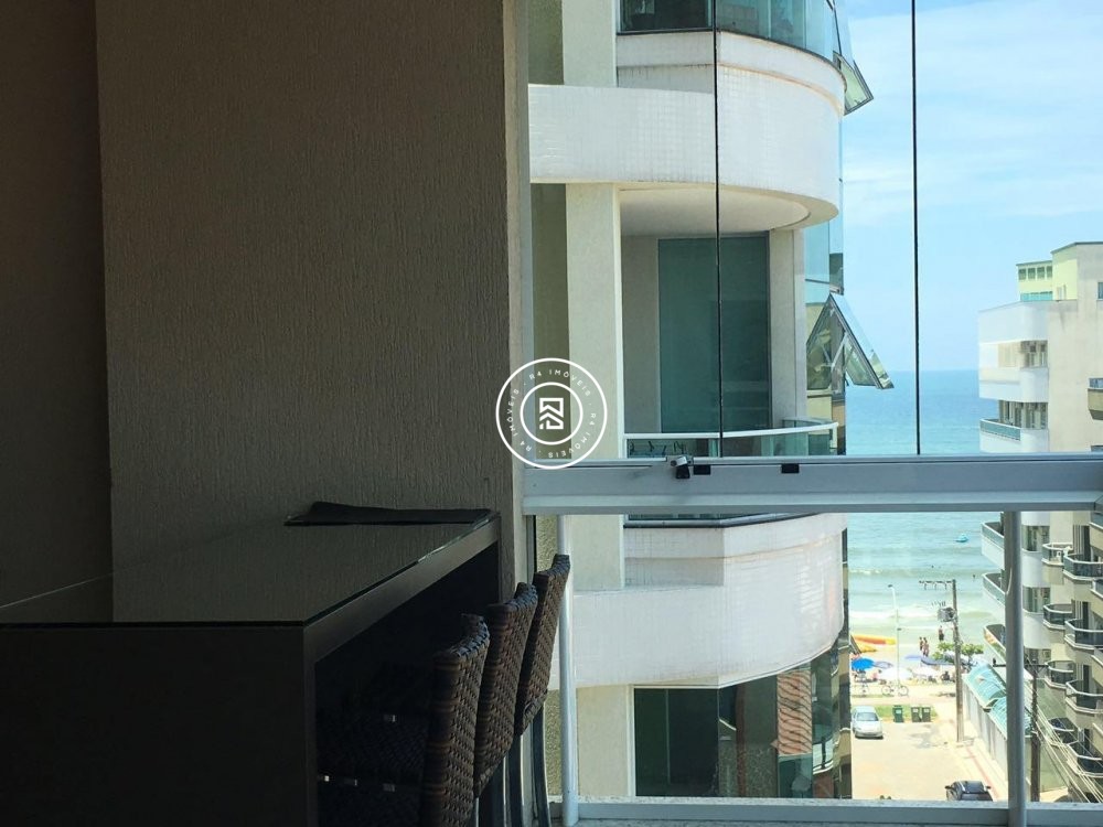 Apartamento quadra mar, 03 suites, Meia Praia