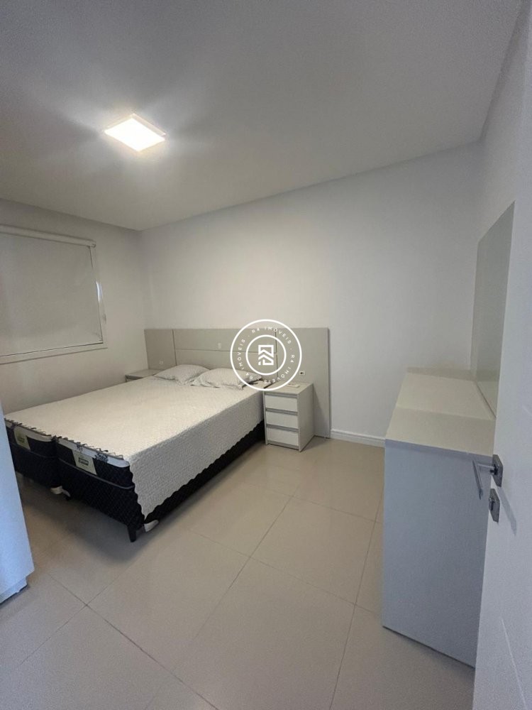 Apartamento mobiliado na Meia Praia