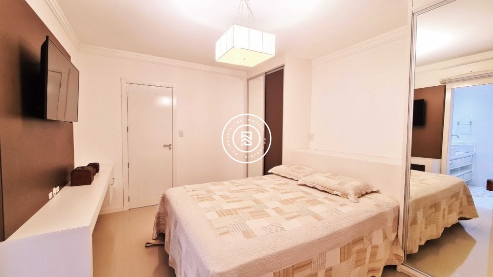 Apartamento 200m do mar, 03 suites, em Meia Praia