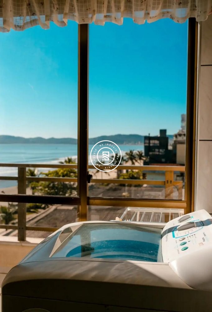 Cobertura Frente mar, 04 dormitorios Meia Praia