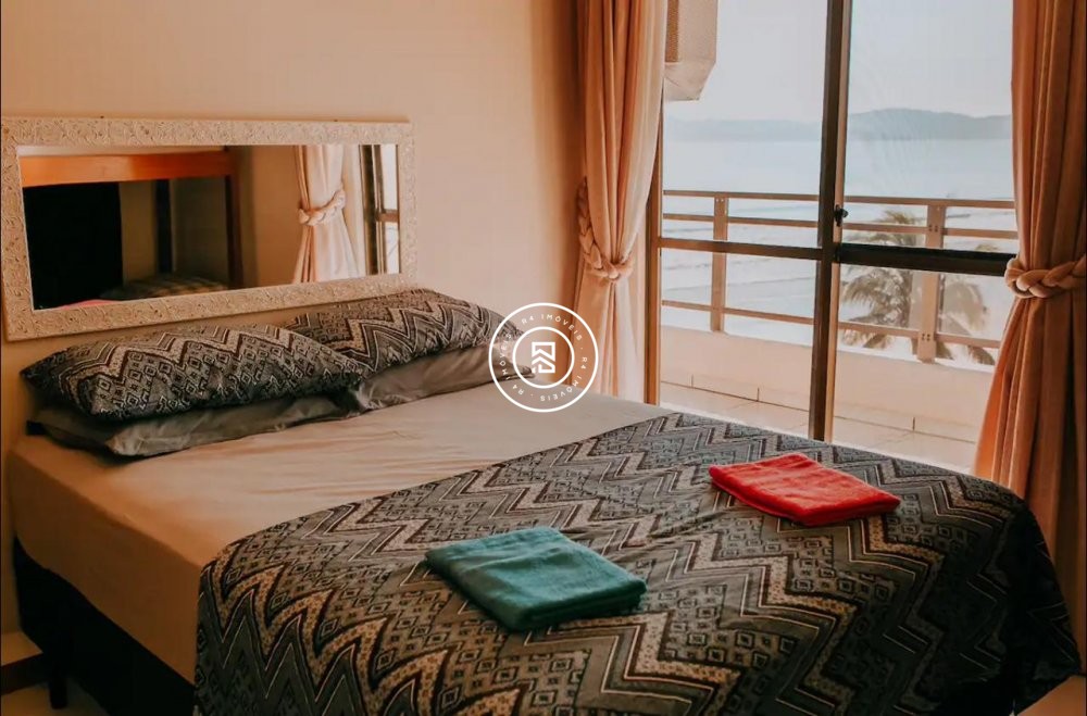 Cobertura Frente mar, 04 dormitorios Meia Praia