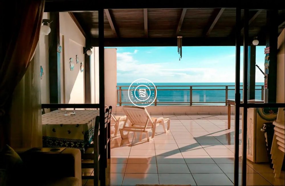 Cobertura Frente mar, 04 dormitorios Meia Praia