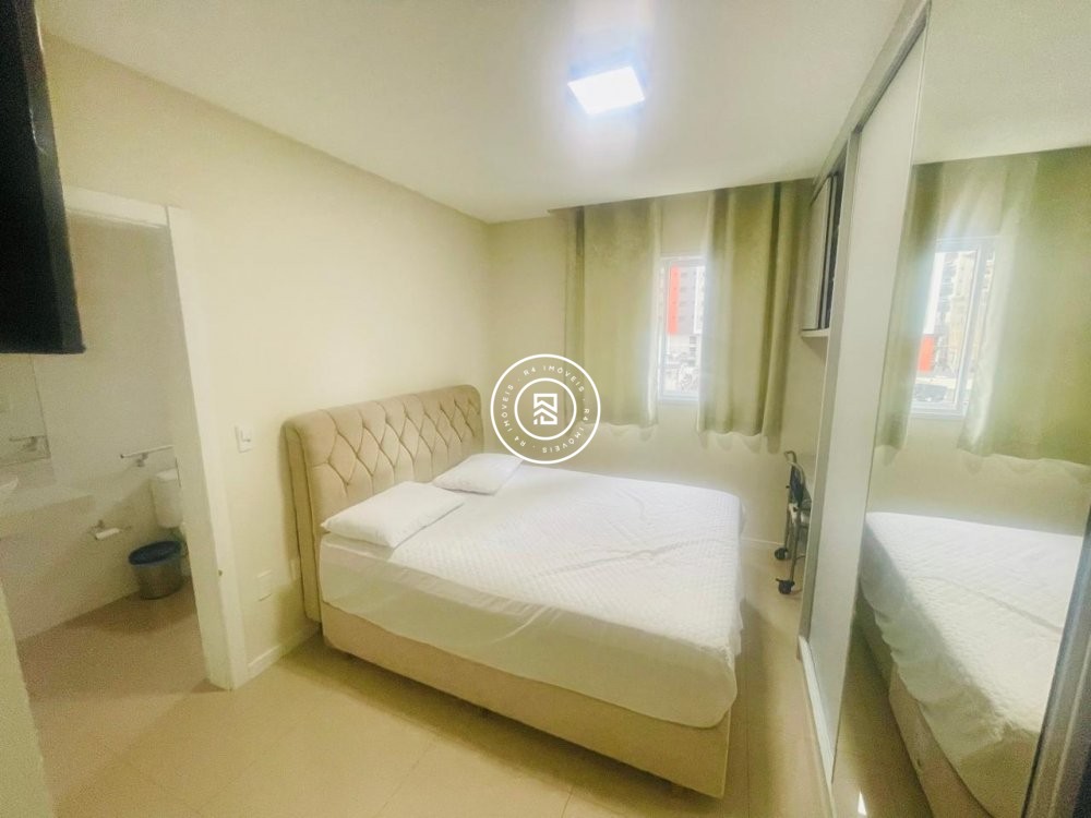 Apartamento no corao da Meia Praia, 03 quartos, 