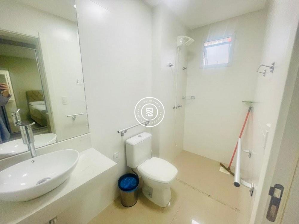 Apartamento no corao da Meia Praia, 03 quartos, 