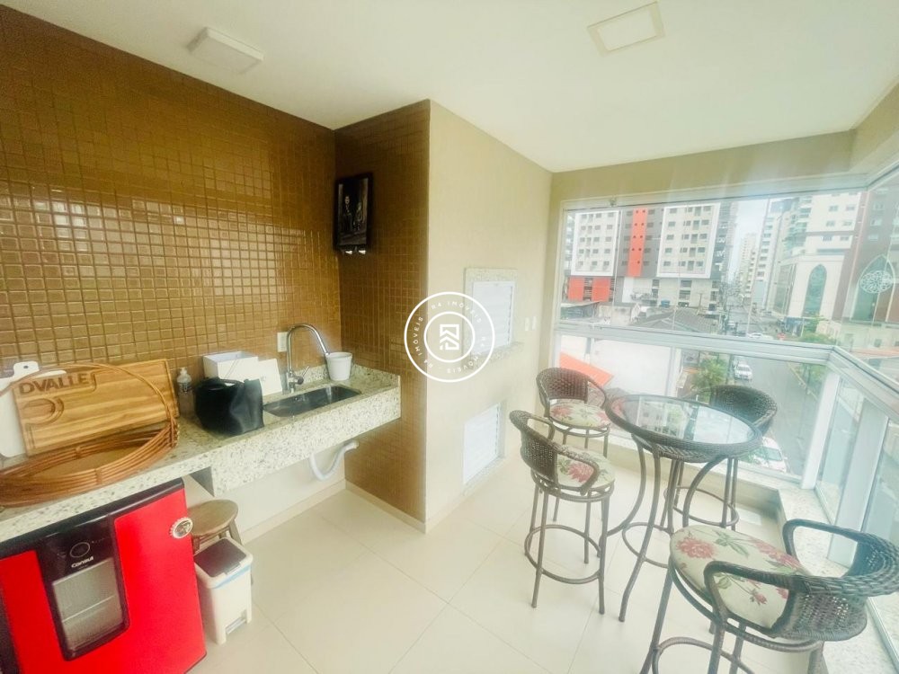 Apartamento no corao da Meia Praia, 03 quartos, 