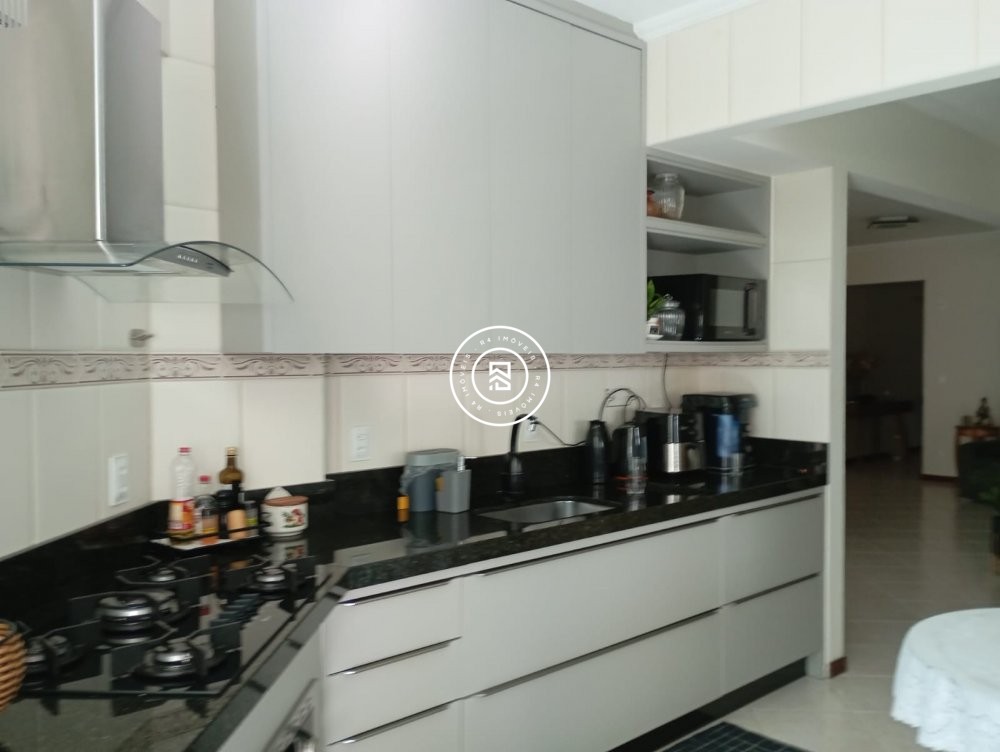 Apto mobiliado a 150m do mar