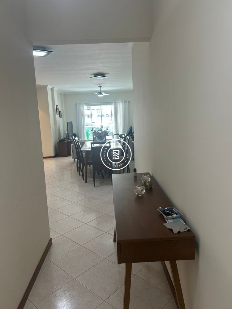 Apto mobiliado a 150m do mar