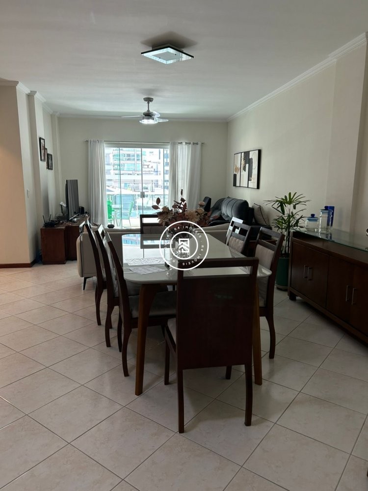 Apto mobiliado a 150m do mar