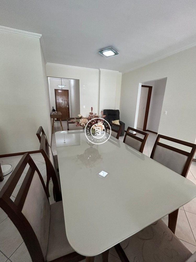 Apto mobiliado a 150m do mar