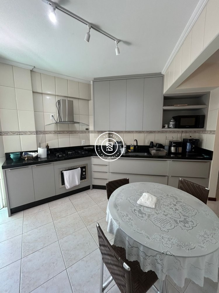 Apto mobiliado a 150m do mar