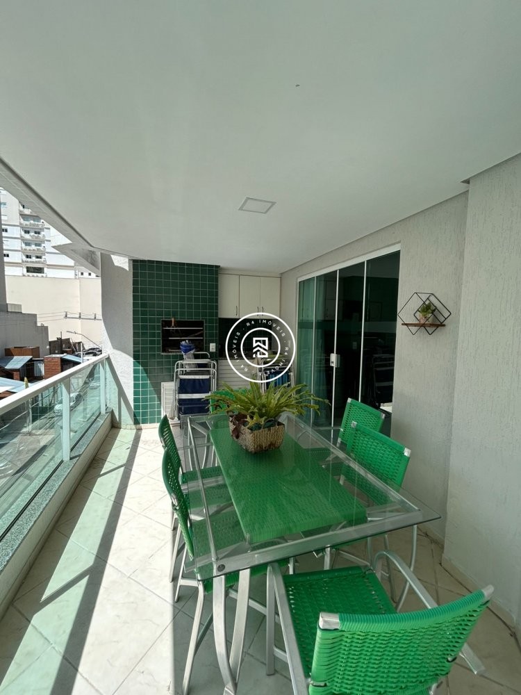 Apto mobiliado a 150m do mar