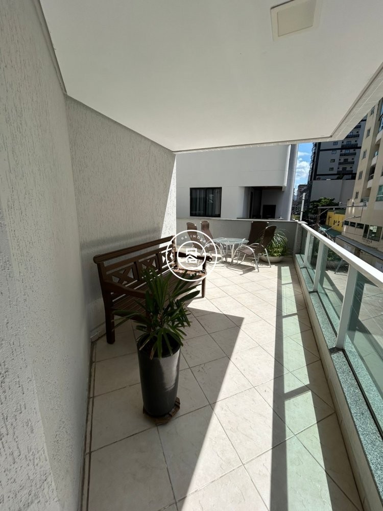 Apto mobiliado a 150m do mar