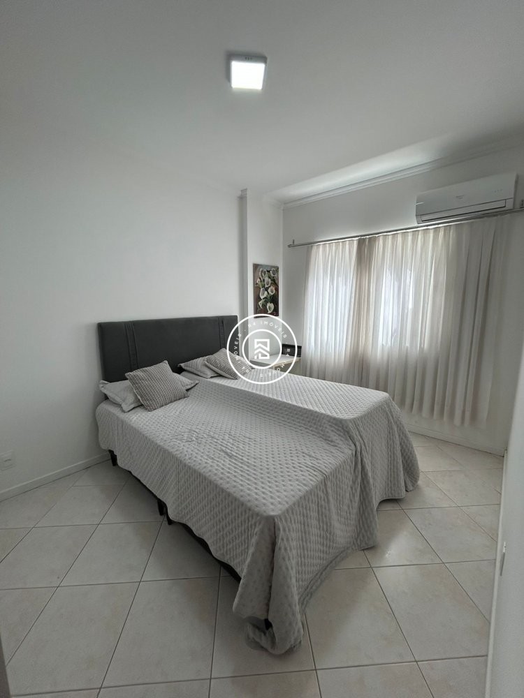 Apto mobiliado a 150m do mar