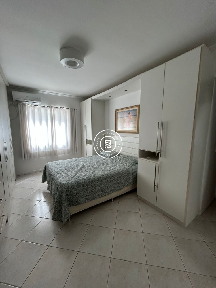 Apto mobiliado a 150m do mar