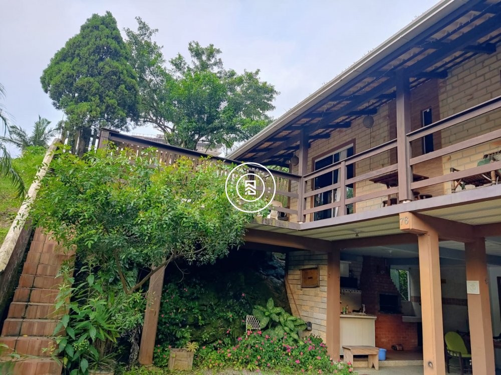 Casa a 500 metros do mar com 03 quartos, no Morret