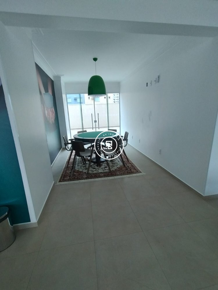 Apartamento com vista mar e 4 dormitrios 