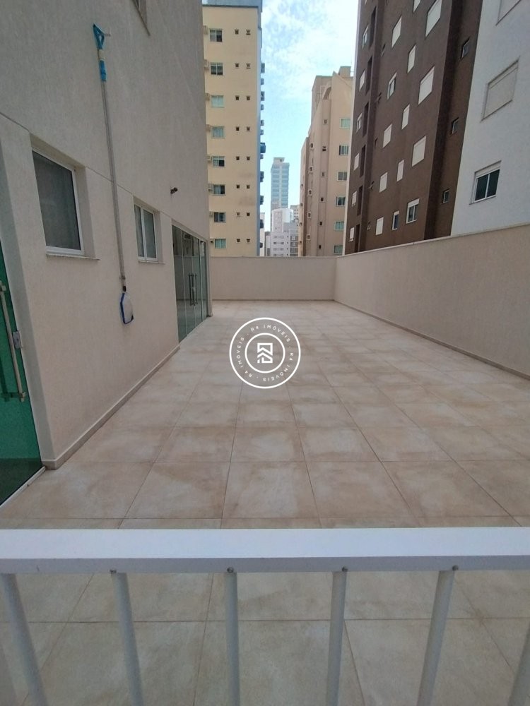 Apartamento com vista mar e 4 dormitrios 