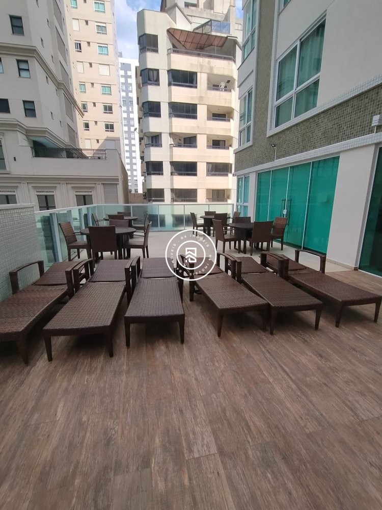 Apartamento com vista mar e 4 dormitrios 