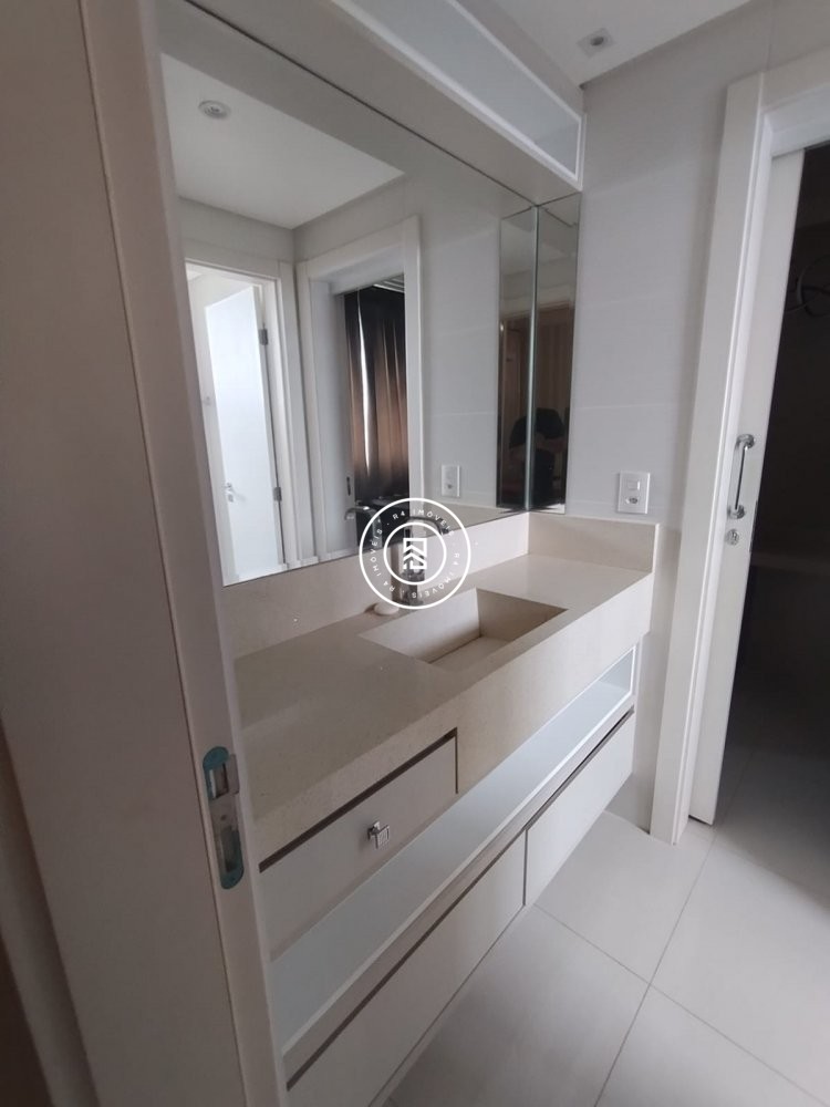 Apartamento com vista mar e 4 dormitrios 