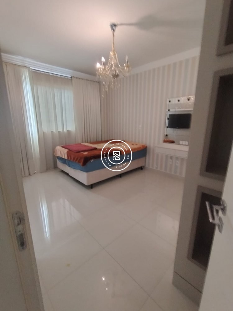 Apartamento com vista mar e 4 dormitrios 