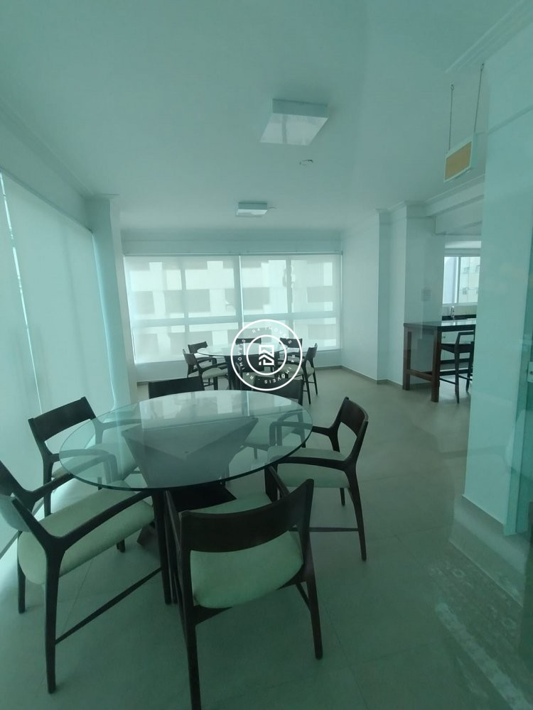 Apartamento com vista mar e 4 dormitrios 