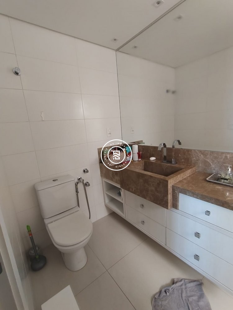 Apartamento com vista mar e 4 dormitrios 