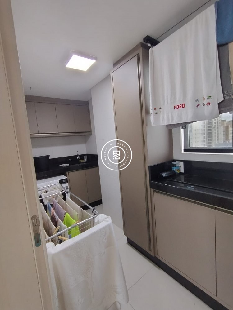 Apartamento com vista mar e 4 dormitrios 