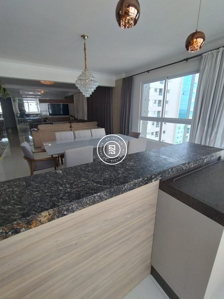 Apartamento com vista mar e 4 dormitrios 