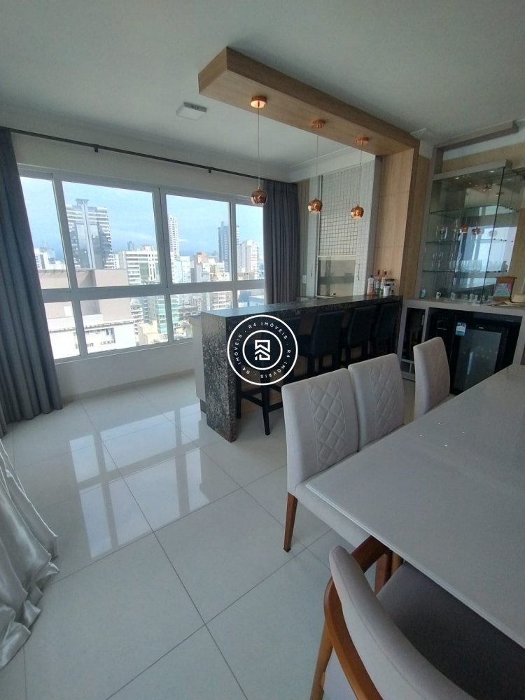 Apartamento com vista mar e 4 dormitrios 