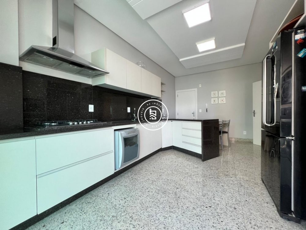 Apartamento de 350m na quadra do mar