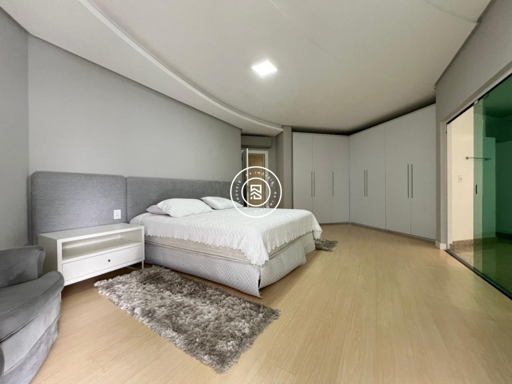 Apartamento de 350m na quadra do mar