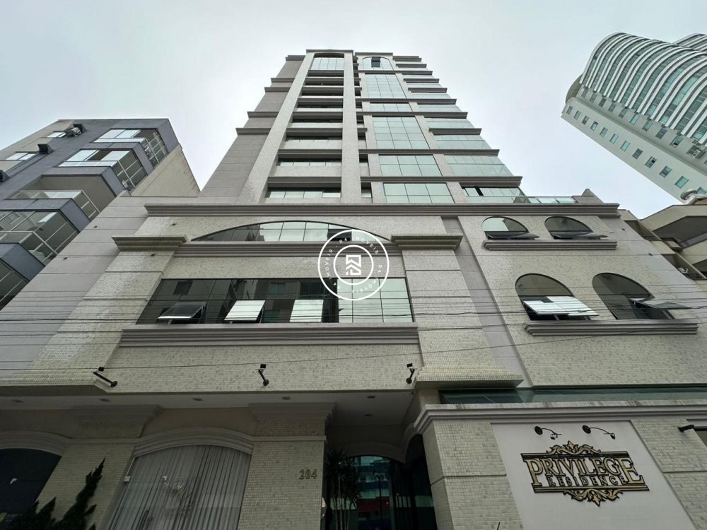 Apartamento novo na Meia Praia com 2 sutes