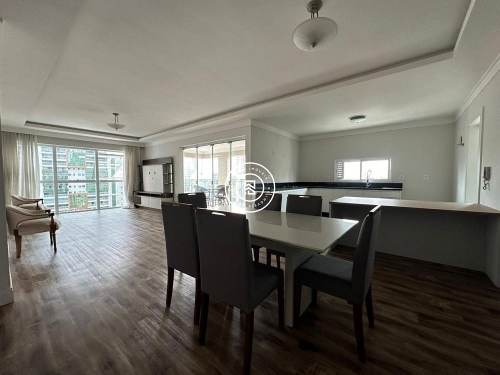 Apartamento novo na Meia Praia com 2 sutes