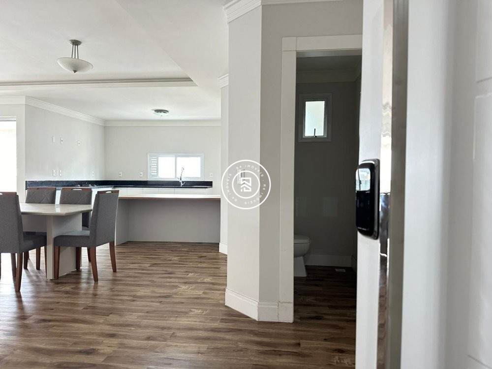 Apartamento novo na Meia Praia com 2 sutes