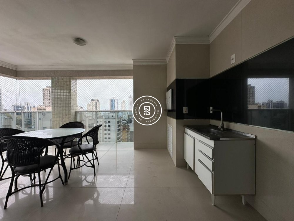 Apartamento novo na Meia Praia com 2 sutes