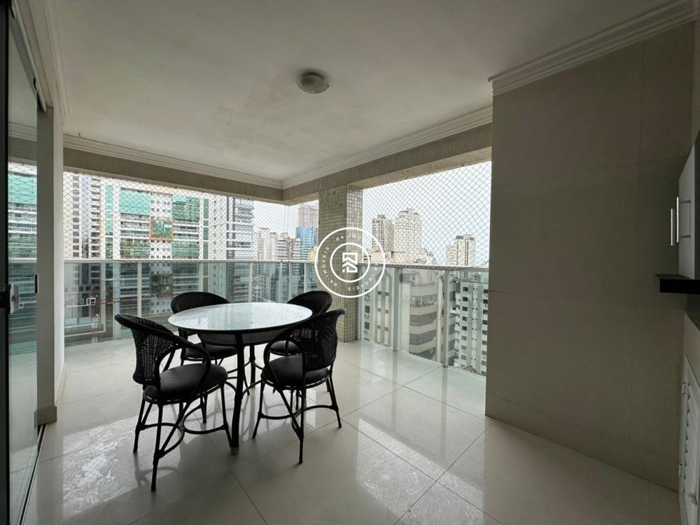 Apartamento novo na Meia Praia com 2 sutes