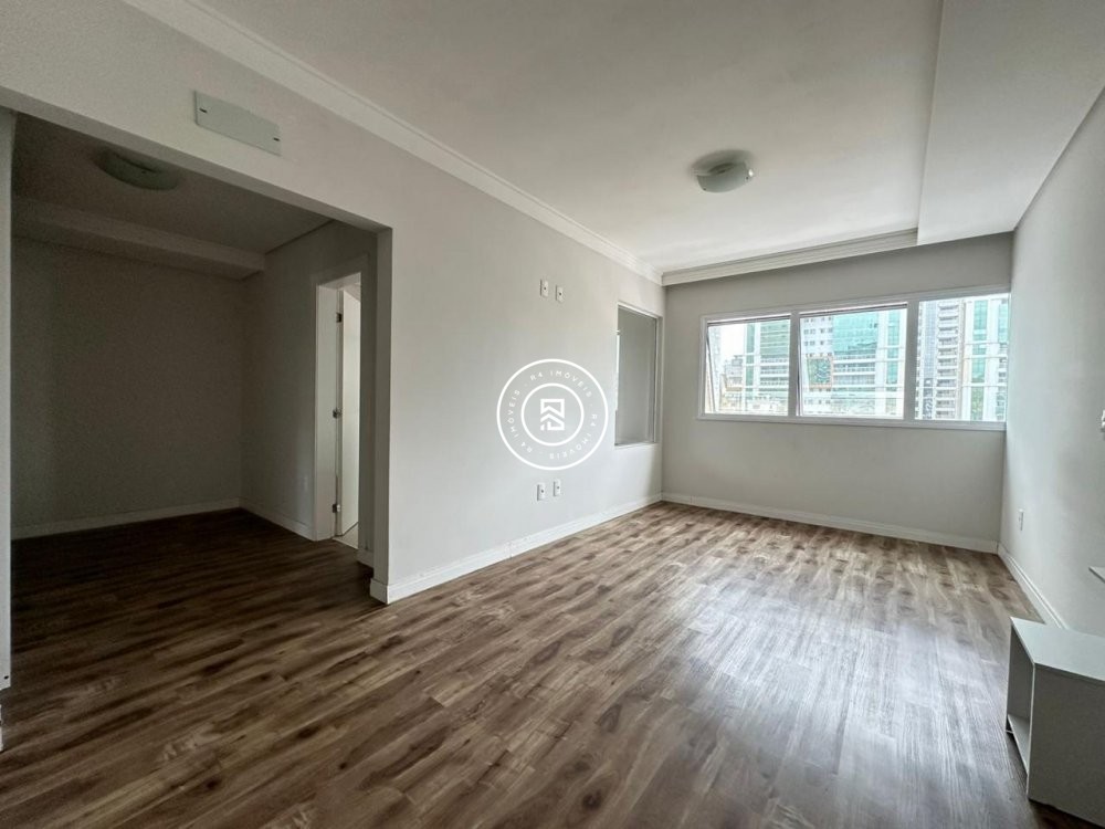 Apartamento novo na Meia Praia com 2 sutes