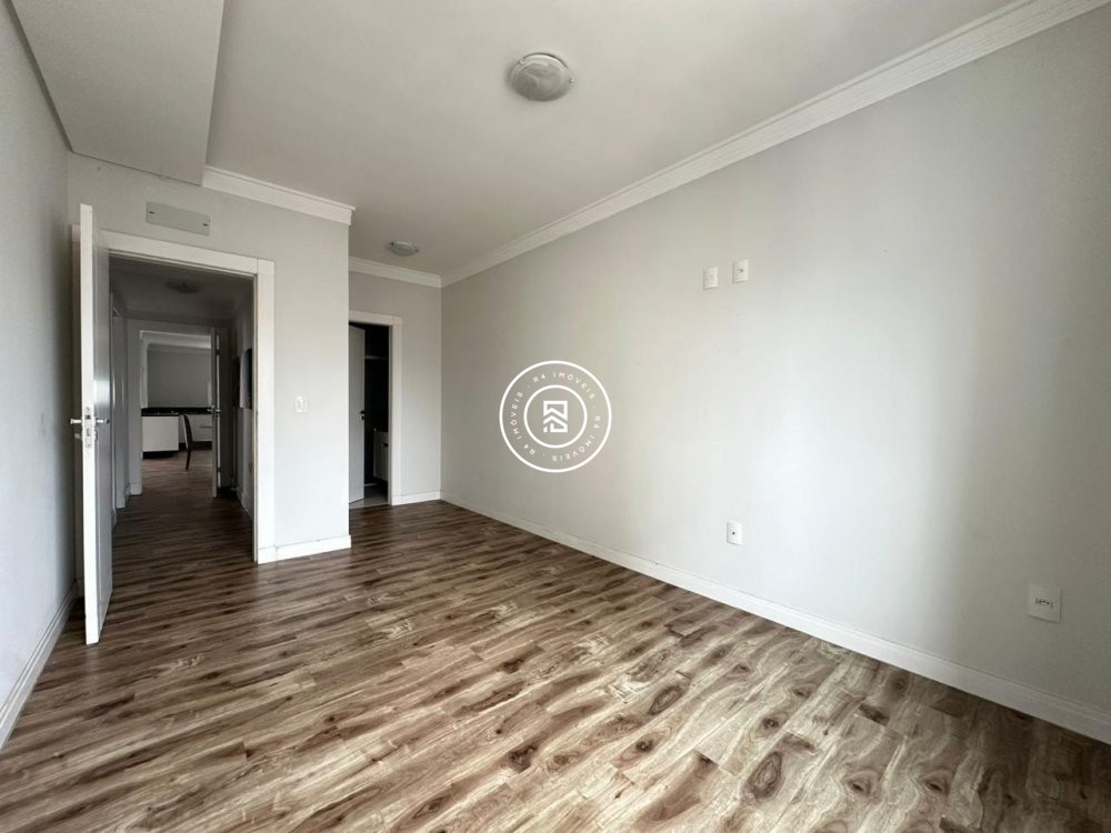 Apartamento novo na Meia Praia com 2 sutes